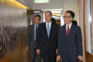 Another visit was held on September 16, 2015 by Clifford A. Hart, Jr., Consul General of The U.S. Consulate General in Hong Kong and Macau, focusing on our teaching and learning.  (From Left to Right) Professor CS Lau, Associate Dean (Teaching and Learning), Clifford A. Hart, Jr., and Professor Gabriel M Leung, Dean of Li Ka Shing Faculty of Medicine, HKU. 